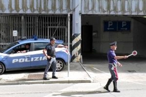- generica posto di blocco Polizia - operazione via del Macello Perugia (foto Questura)