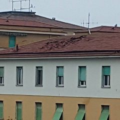 Umbria, fulmini sfondano tetti