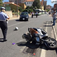 Scooter contro auto: ferito un uomo