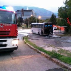Terni, alba ‘di fuoco’: bus brucia a Pentima