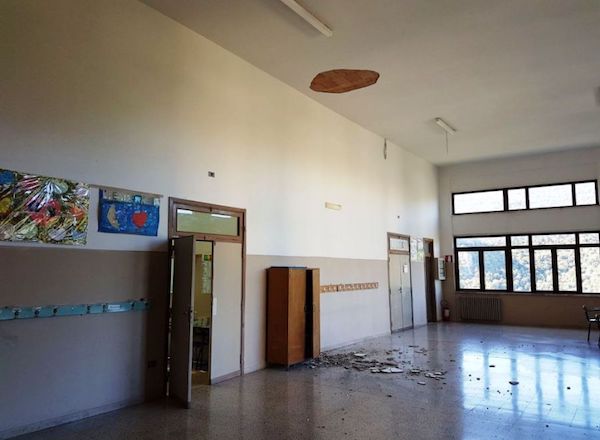 Narni, crolla intonaco: «Scuola insicura»