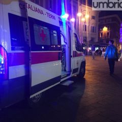 Terni, botte in piazza: ferita una donna