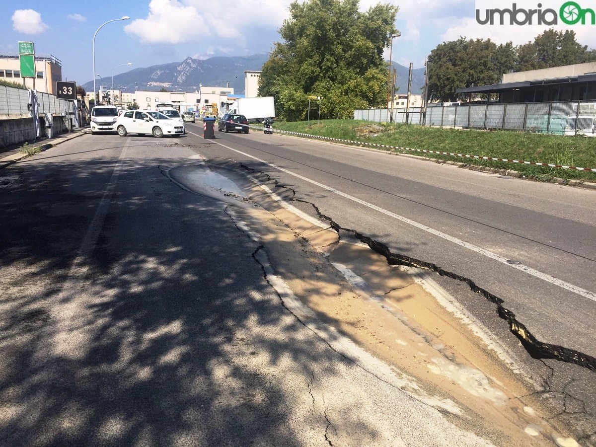 Terni, strada sfondata: zona industriale in tilt