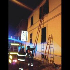 Terni, fiamme in casa: 115 in via Piave