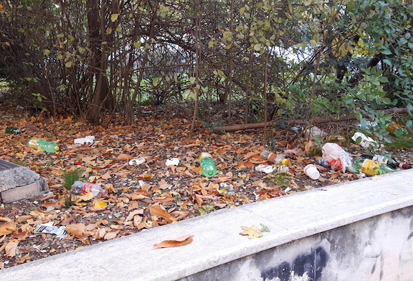 Terni: «Scuola Battisti, c’è una discarica»