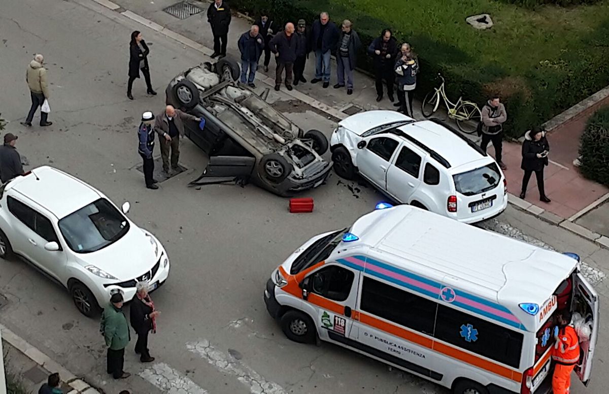 Terni, auto si ribalta: ferito un anziano