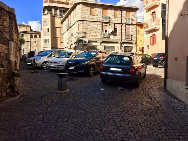 Terni: «Zona pedonale, via cartelli e barriere»