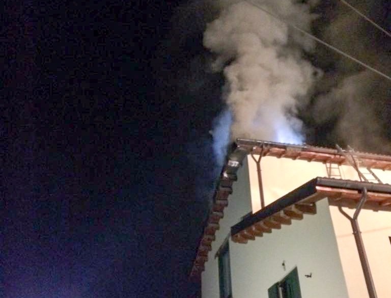 Cascia, brucia un tetto: vigili del fuoco pronti