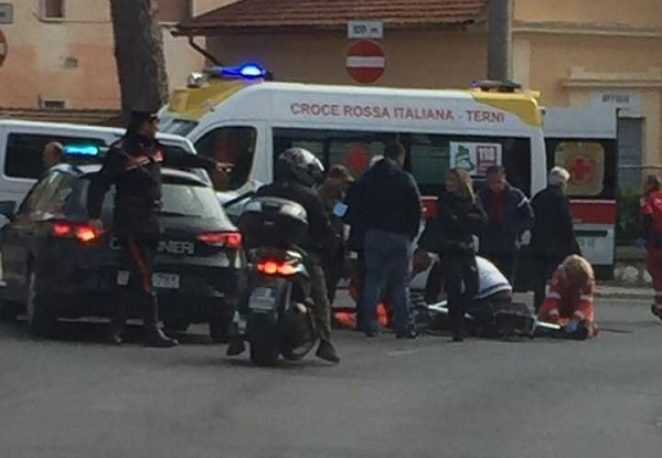 Terni ciclista investita condotta in ospedale
