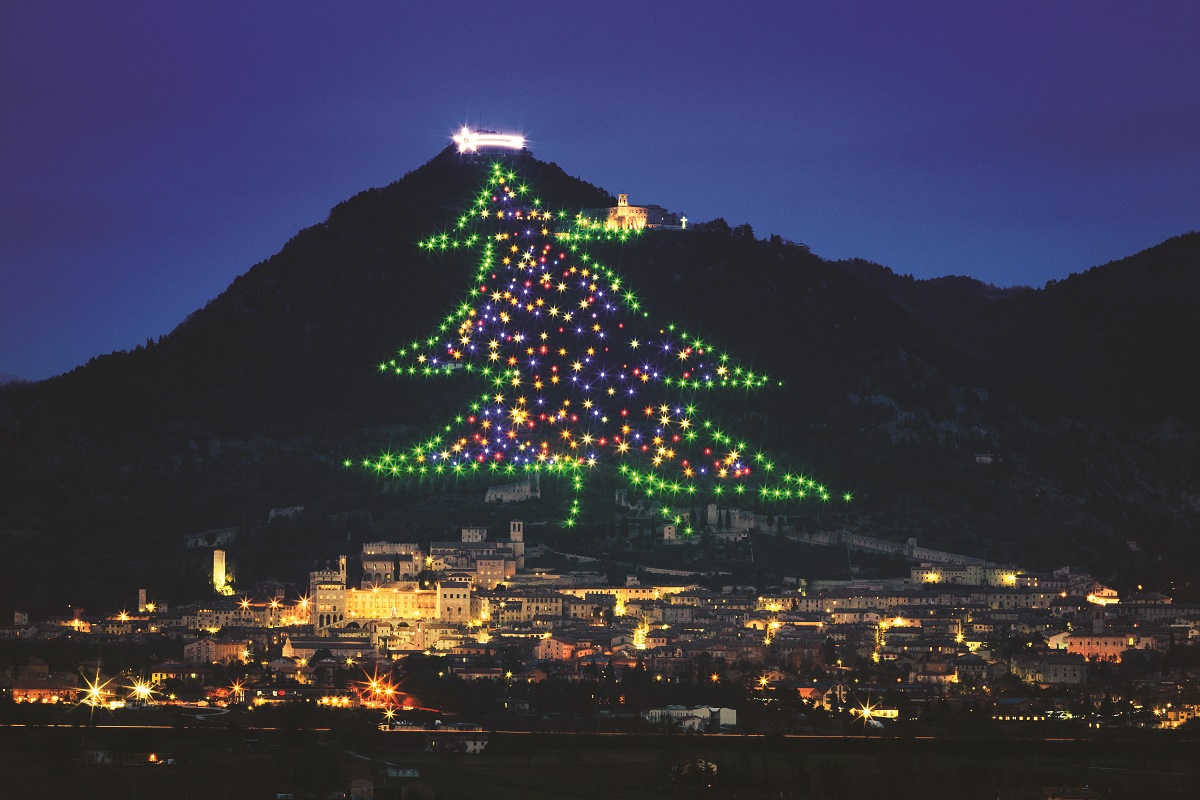 Albero Di Natale Gubbio.Natale In Umbria Sfida Sulle Dimensioni Umbriaon