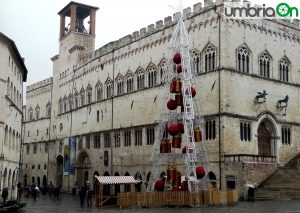 Natale Perugia decorazioni piazza albero