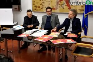 Avis Umbria, presentazione calendario 2018 da sinistra: Mauro Marchesi (ospedale Perugia), Andrea Marchini (Avis Umbria), Luca Baldini (edizione Campi)