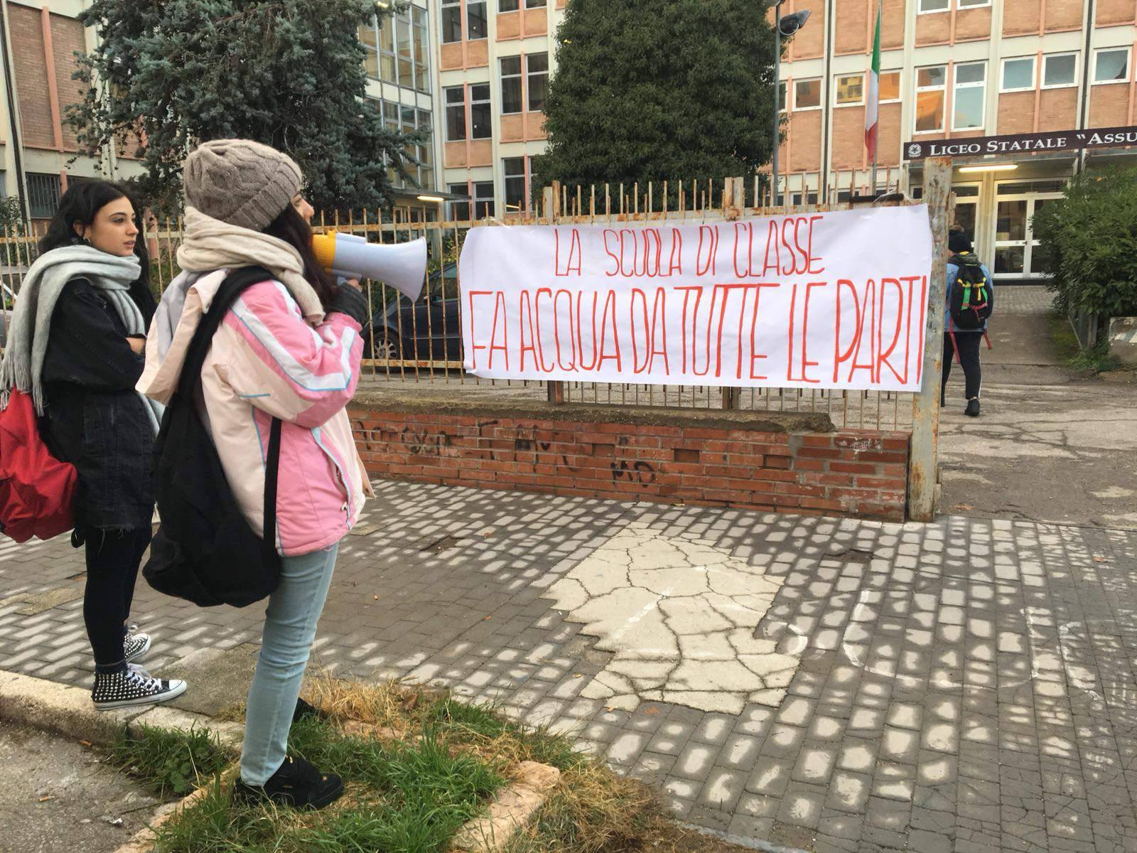 Perugia, liceo allagato: protesta degli studenti