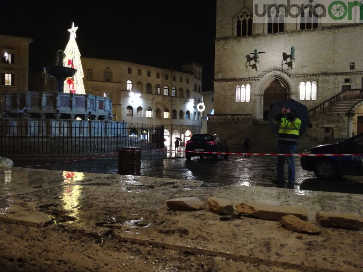 Perugia, bassorilievo lesionato dal vento