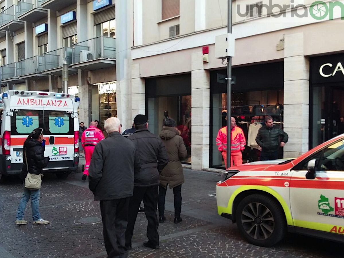 Terni, cade da un palo: ferito un operaio