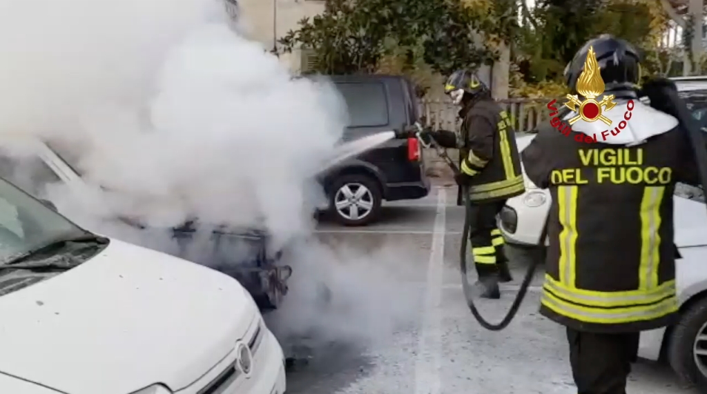 magione vigili del fuoco incendio auto gpl