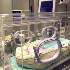 Parto in ritardo causa disabilità a neonato: ginecologa e ostetrica condannate a risarcire