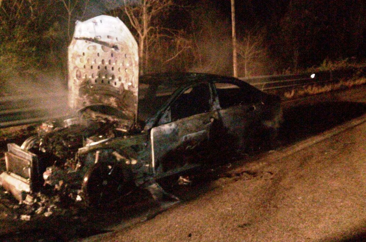 Terni, auto in fiamme su strada di Valserra