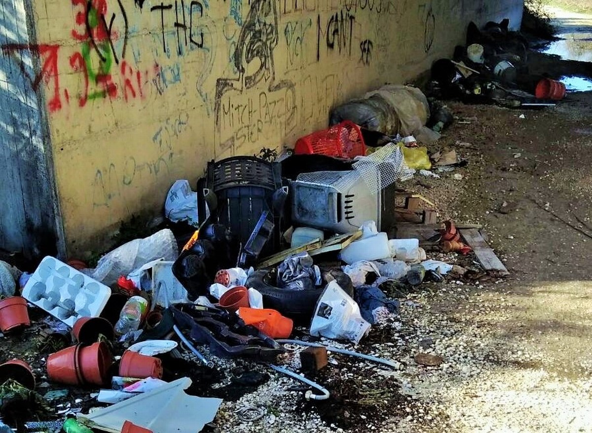 Discariche in libertà fra il centro e Sabbione
