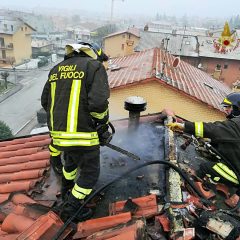 Gubbio, tetto a fuoco: intervento ‘acrobatico’