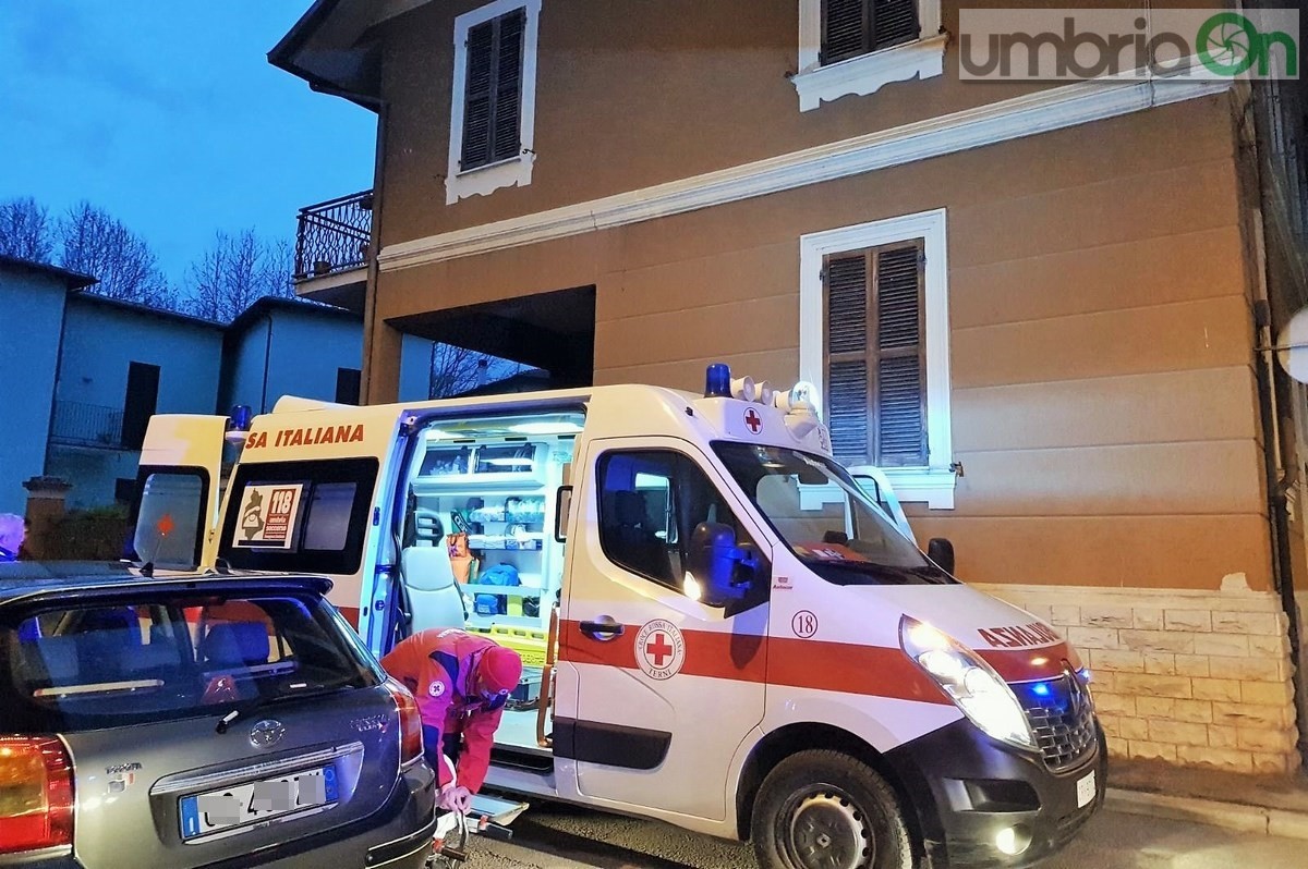 Terni, fiamme in casa: anziana in ospedale