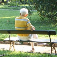 Anziani e solitudine: «Basta. Fare squadra»