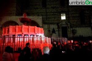 La Fontana Maggiore illuminata di rosso
