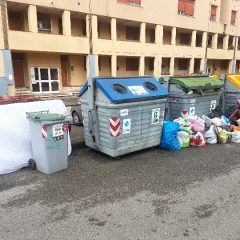 Perugia, cassonetti pieni di rifiuti – Foto