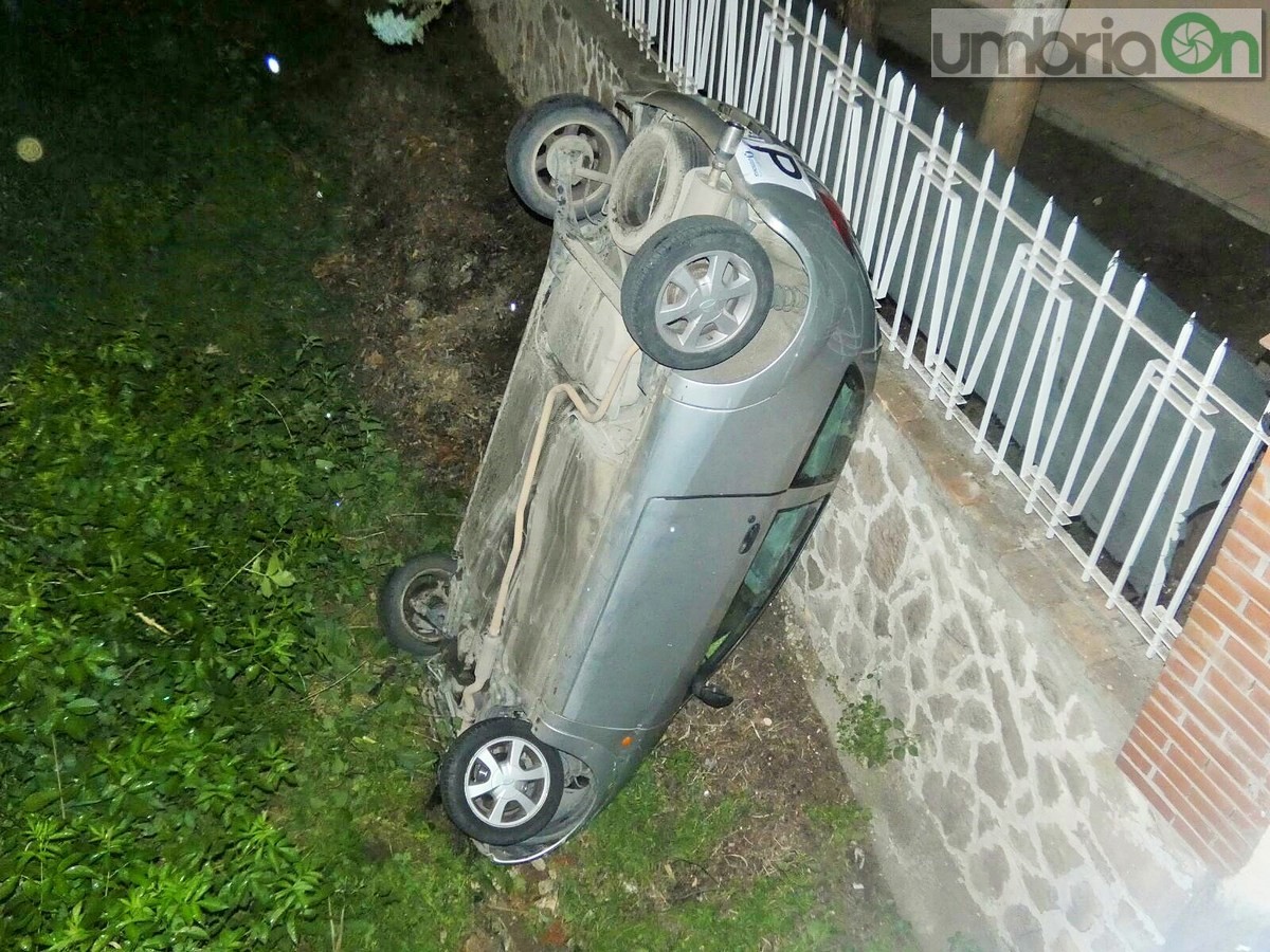 Terni, auto nel fosso: ferite due persone