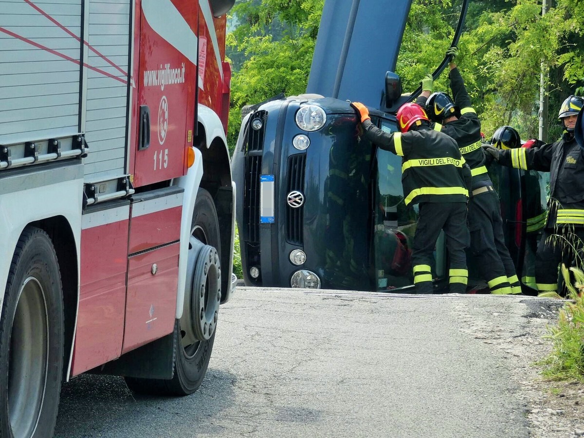 Terni, strada di Cospea Si ribalta sui binari