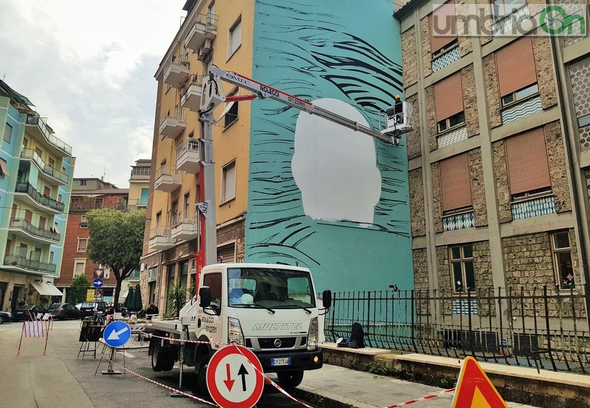 Non gradisce la street art: dà di matto a Terni