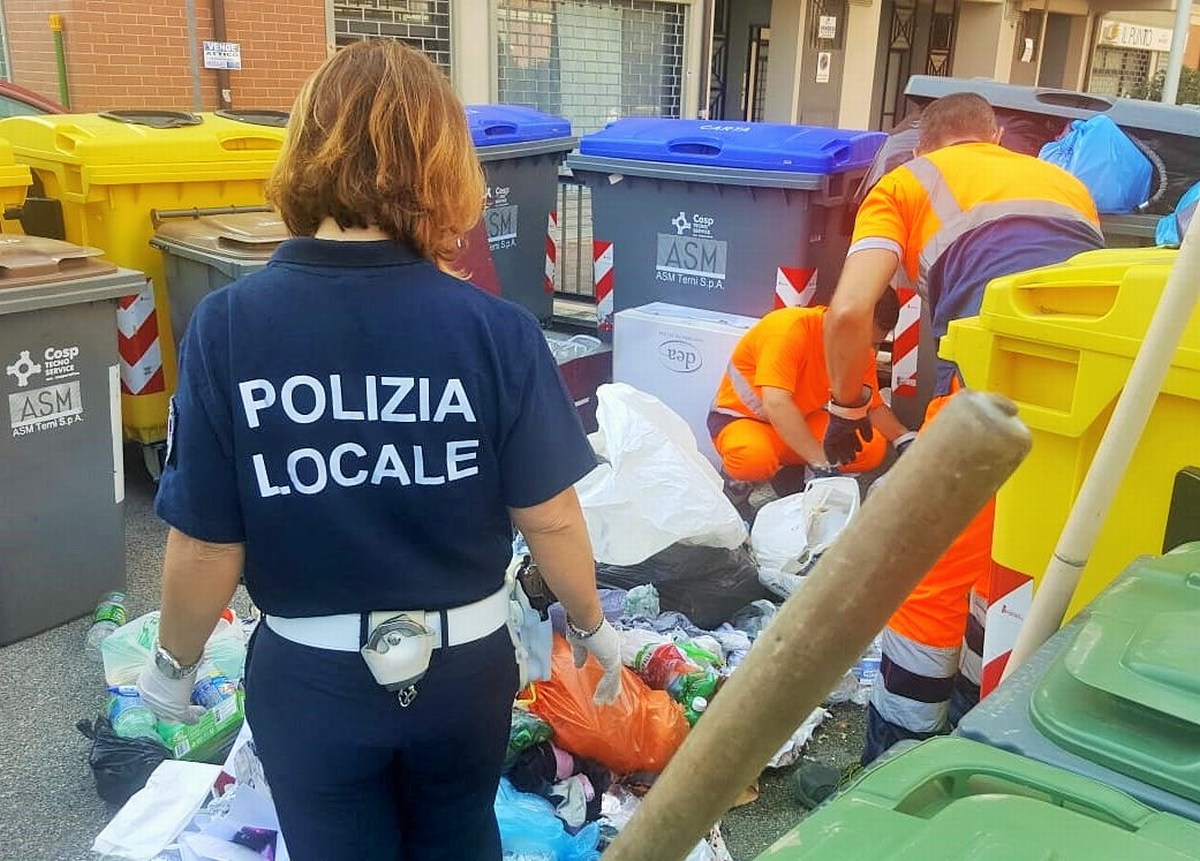 Terni, rifiuti ‘sparsi’: multe in via del Rivo