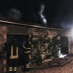 Campello, legnaia in fiamme: crolla tetto