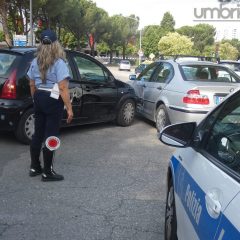 Terni, piazzale Senio: impatto fra due auto