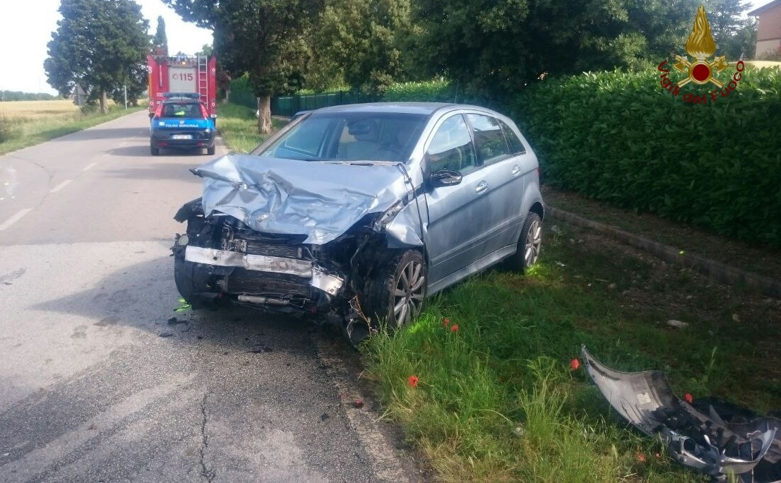 Perugia, due feriti in scontro tra auto
