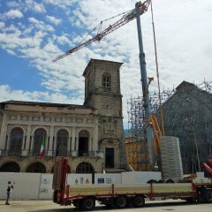 Norcia riparte, arriva la gru in piazza