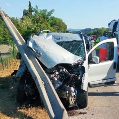 Perugia, auto contro guardrail: un ferito