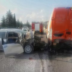 Auto contro furgone: Flaminia, due feriti