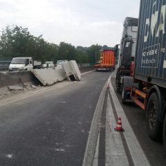 Perugia, camion perde una trave di cemento