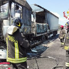 Orvieto, autoarticolato in fiamme: code sull’A1