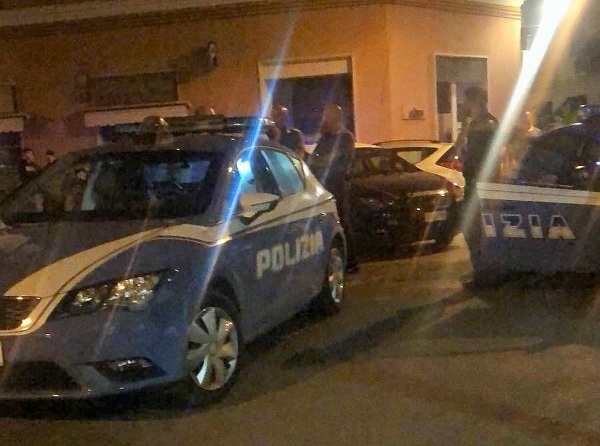 Terni, follia in centro: passante becca pugno