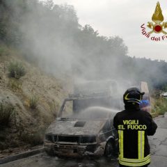 Furgone in fiamme a Gualdo Tadino