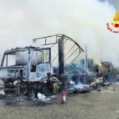 Incendio distrugge tir carico di pellet – Video