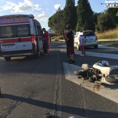 Terni, 28enne ferita in impatto scooter-auto