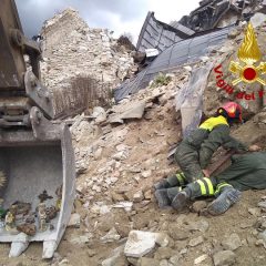 Norcia, arredi sacri estratti dalle macerie