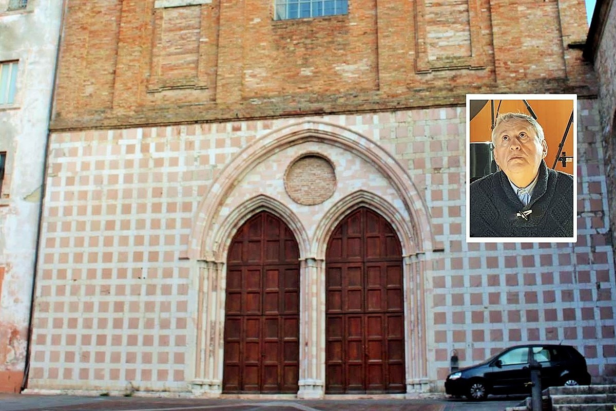 Perugia, distruggono l’auto del parroco