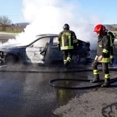 A1, auto in fiamme: scatta l’intervento
