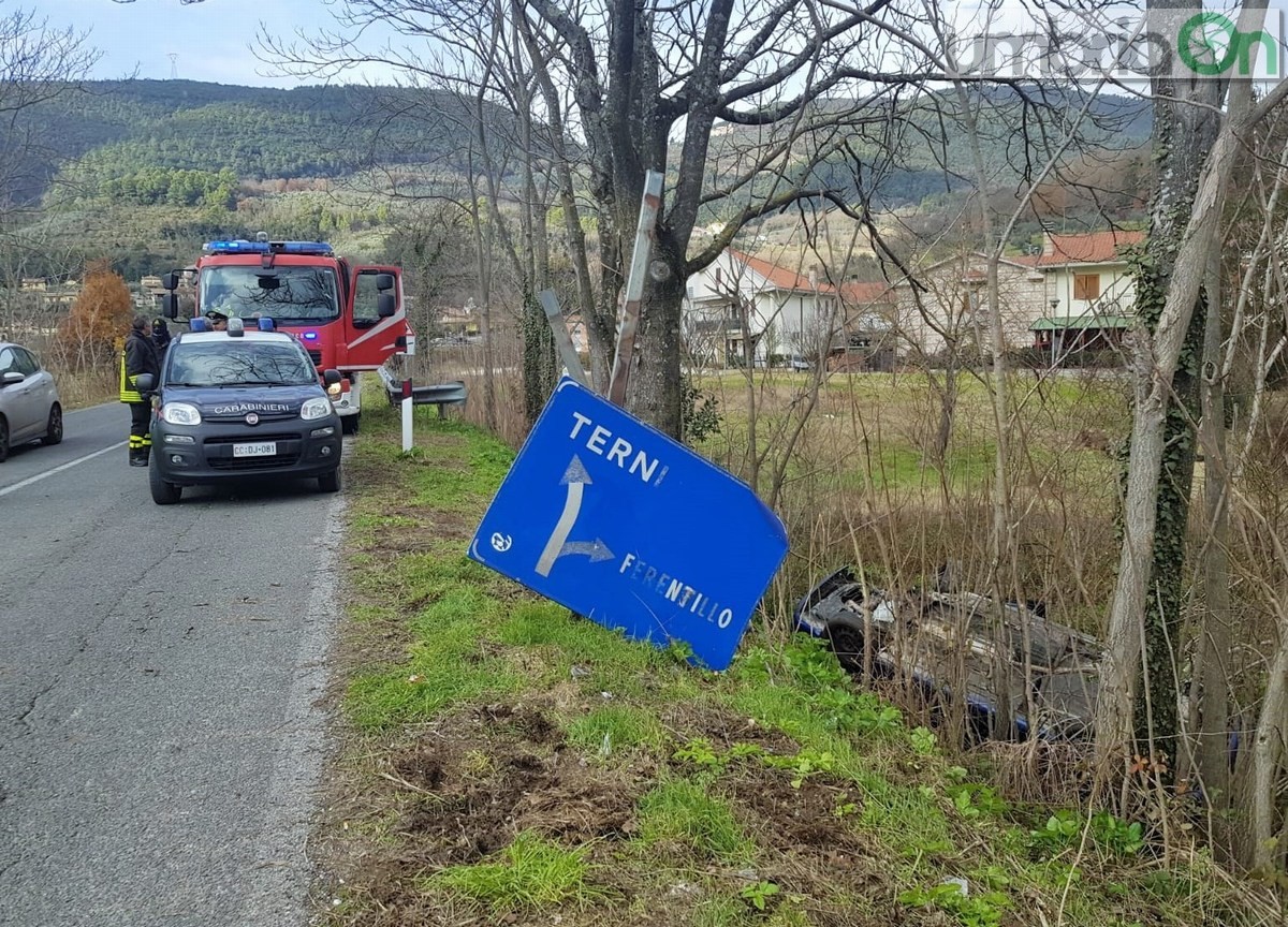 Ferentillo, si ribalta e finisce nel fosso