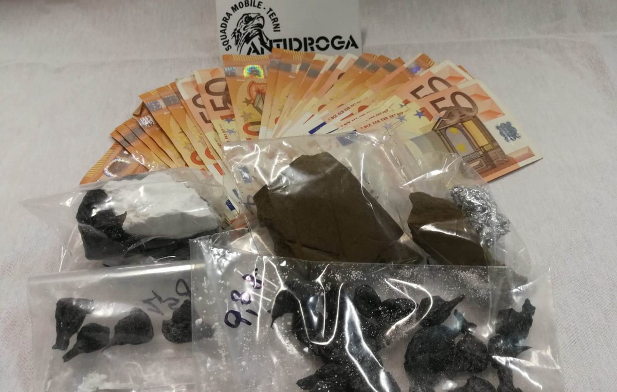 Arriva a Terni per spacciare: arrestato