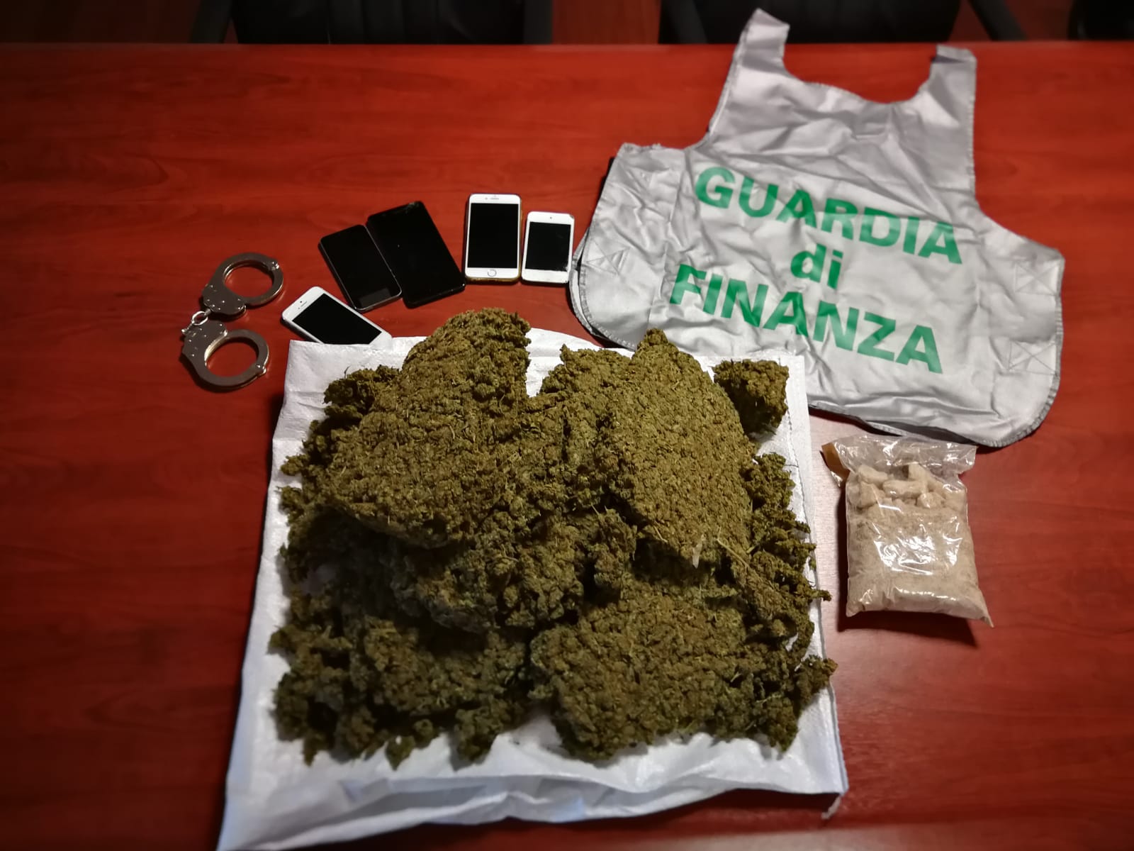 Si fa arrivare tre chili di droga: arrestato